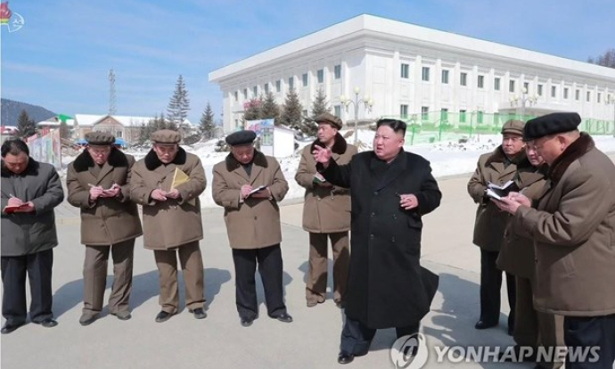 Nhà lãnh đạo Triều Tiên Kim Jong-un thị sát cơ sở đang được xây dựng