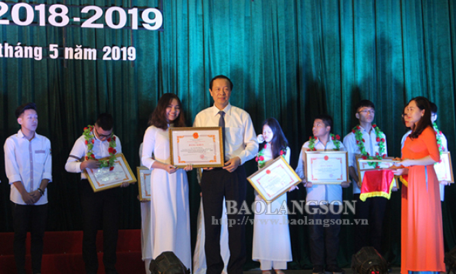 Tuyên dương học sinh tiêu biểu năm học 2018 – 2019