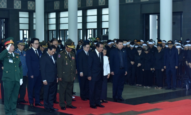 Các nước, các tổ chức quốc tế gửi Điện và Thư chia buồn; cử đoàn đến viếng nguyên Chủ tịch nước, Đại tướng