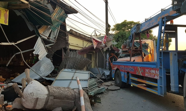 Tài xế buồn ngủ, xe container lao vào bốn nhà dân