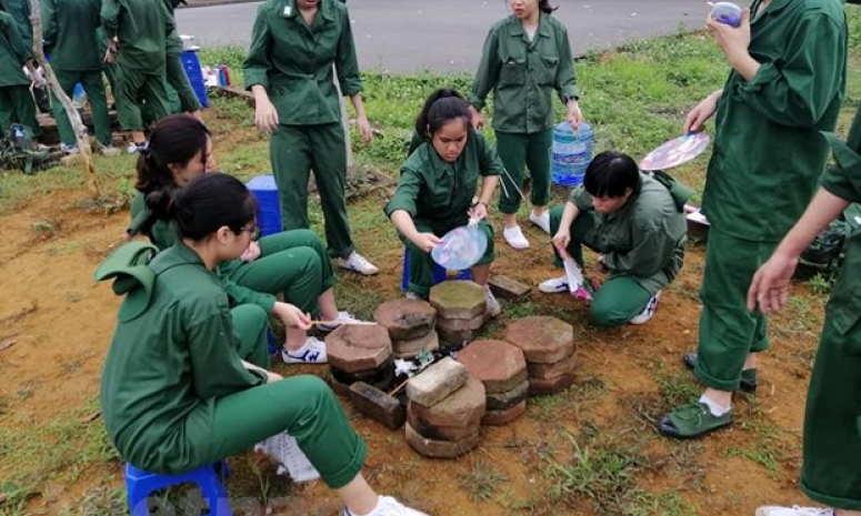 Rèn kỹ năng quân sự: Học sinh 'cai' điện thoại và xa cơm mẹ nấu