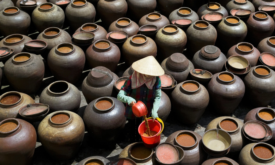 Ghé làng Bần với nghề truyền thống làm tương