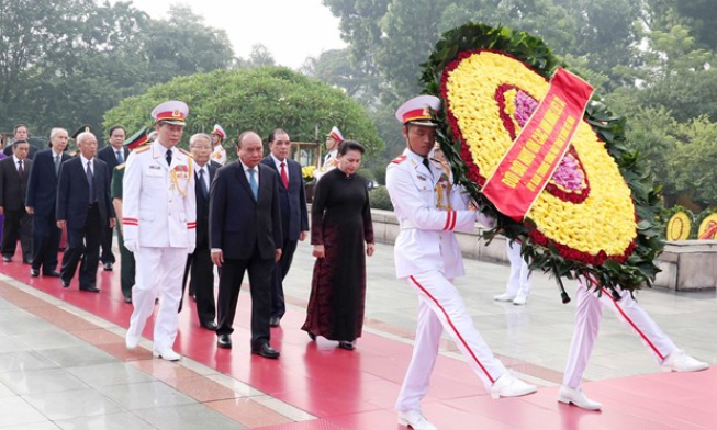 Lãnh đạo Đảng, Nhà nước đặt vòng hoa tưởng niệm các Anh hùng liệt sỹ