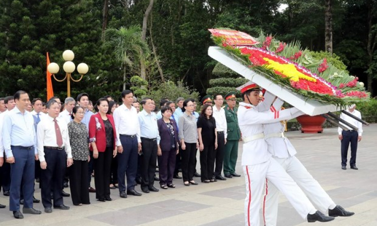 Chủ tịch Quốc hội tưởng niệm các anh hùng, liệt sỹ tại TP.HCM