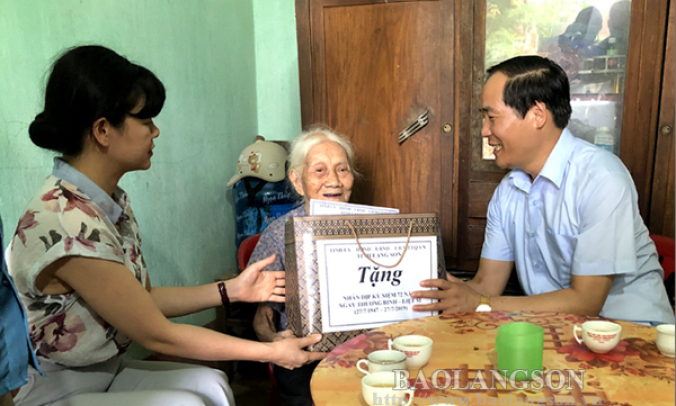 Lãnh đạo UBND tỉnh thăm, tặng quà gia đình chính sách tại Hữu Lũng