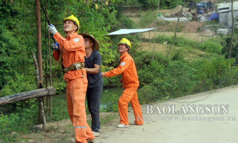 Đầu tư lưới điện hạ thế nông thôn ở Chi Lăng: Nhà nước và nhân dân cùng làm