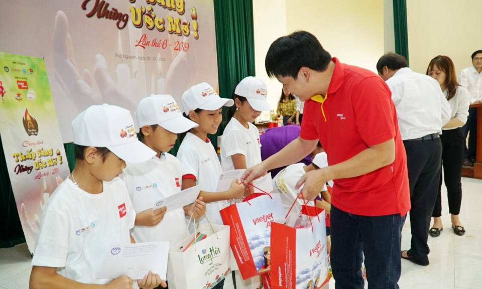 Vietjet 'thắp sáng ước mơ' cho hàng ngàn em nhỏ miền núi phía bắc