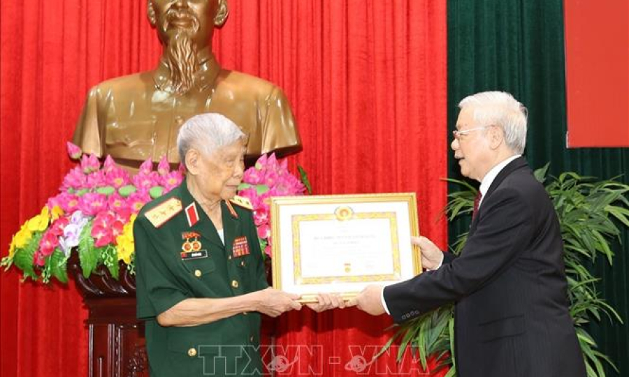 Tổng Bí thư, Chủ tịch nước trao phần thưởng cao quý tặng đồng chí Lê Khả Phiêu
