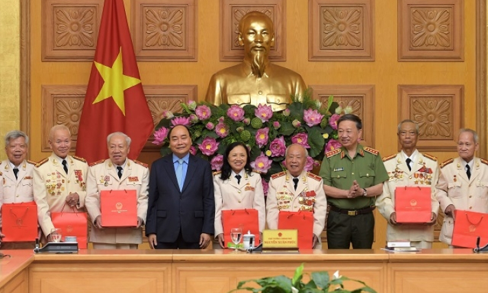 Thủ tướng Nguyễn Xuân Phúc gặp mặt đoàn đại biểu Ban Liên lạc cán bộ Công an chi viện chiến trường miền