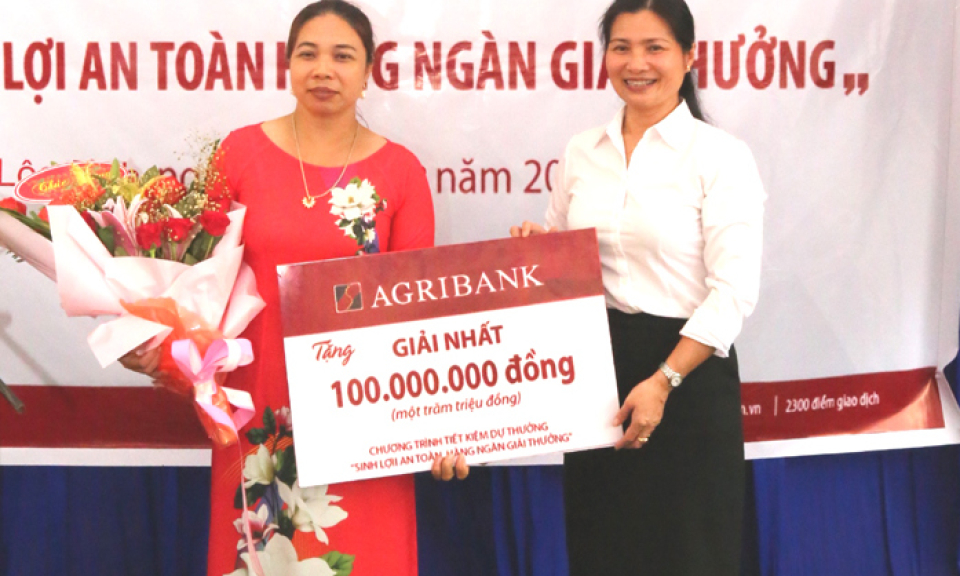 Agribank Lạng Sơn trao thưởng 100 triệu đồng cho khách hàng may mắn