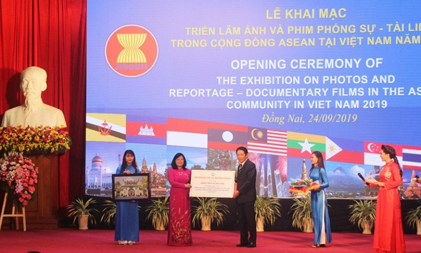 Khai mạc triển lãm ảnh và phim tài liệu về ASEAN