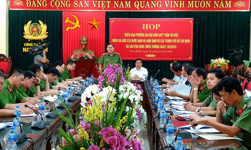 Nam Định kiên quyết trấn áp mọi hành vi đe dọa an ninh sân bóng sau vụ “pháo sáng”