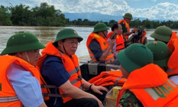 Phó Thủ tướng vào 'tâm lũ' động viên bà con