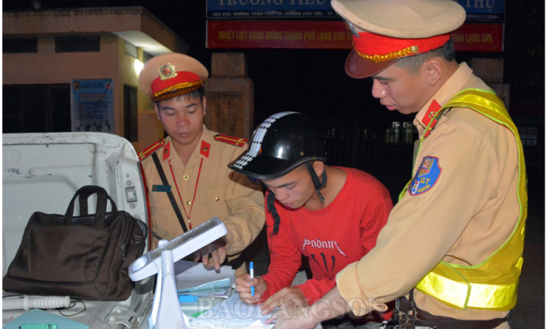 Xử lý nghiêm thanh niên đi xe máy phóng nhanh, đánh võng gây mất an toàn giao thông