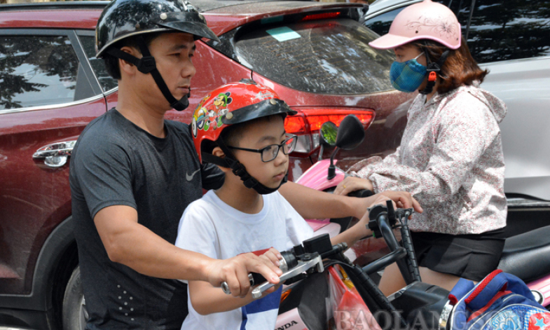 Tặng mũ bảo hiểm cho học sinh lớp 1: “Giữ trọn ước mơ”