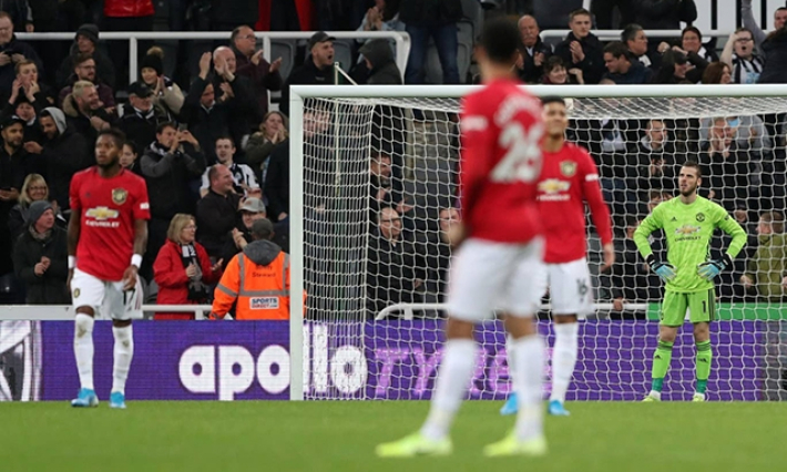 Man United thua bạc nhược trên sân của Newcastle