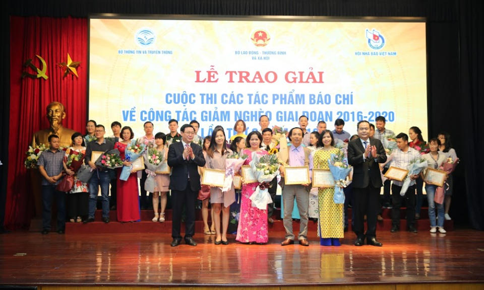 Trao giải cuộc thi báo chí viết về giảm nghèo năm 2019