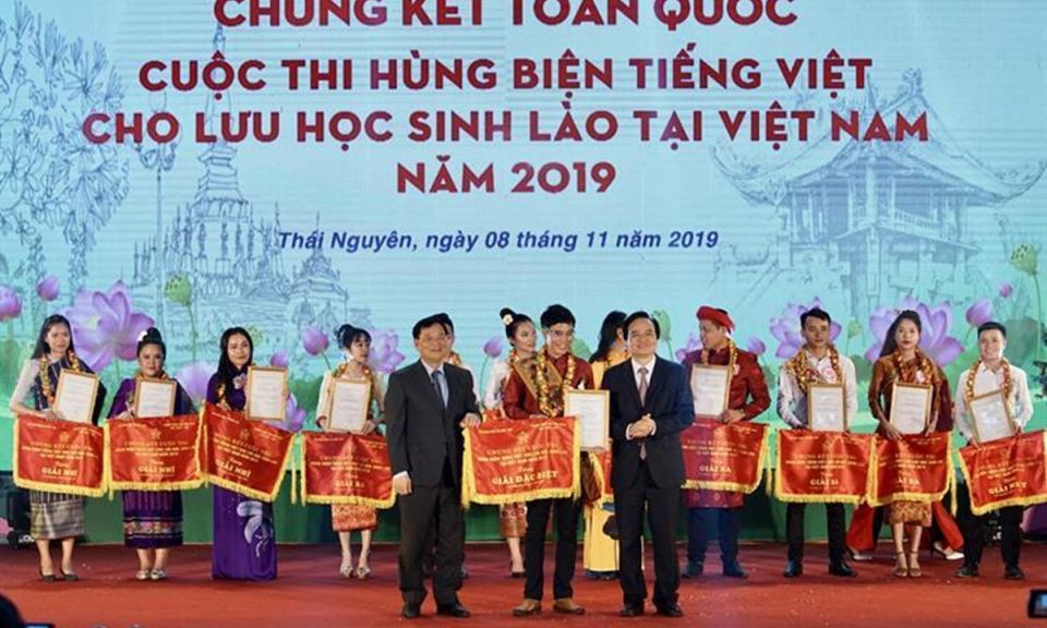 Xác định quán quân cuộc thi Hùng biện tiếng Việt cho lưu học sinh Lào