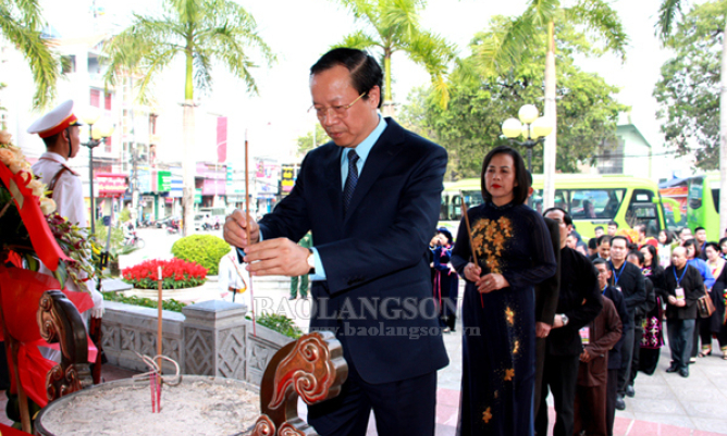 Đại biểu các dân tộc thiểu số dâng hương tưởng niệm Chủ tịch Hồ Chí Minh và đồng chí Hoàng Văn Thụ