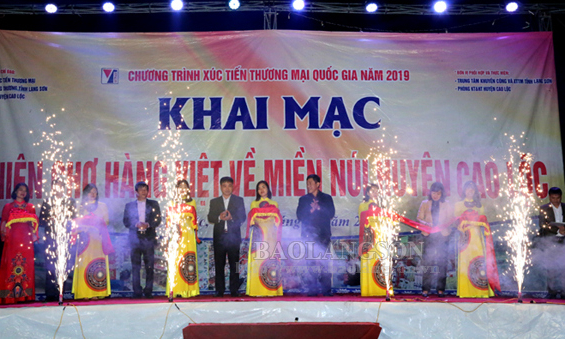 Khai mạc Phiên chợ hàng Việt về miền núi huyện Cao Lộc