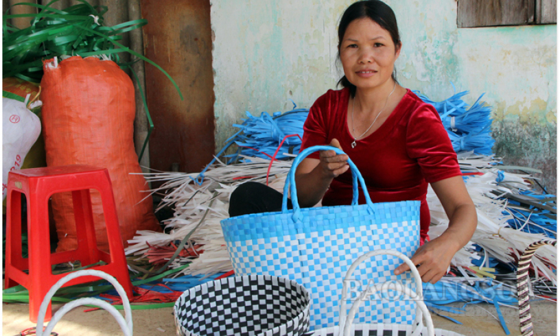 Hưởng ứng phong trào chống rác thải nhựa ở Cao Lộc: Sức lan tỏa từ câu lạc bộ “Tổ phụ nữ xách làn đi chợ