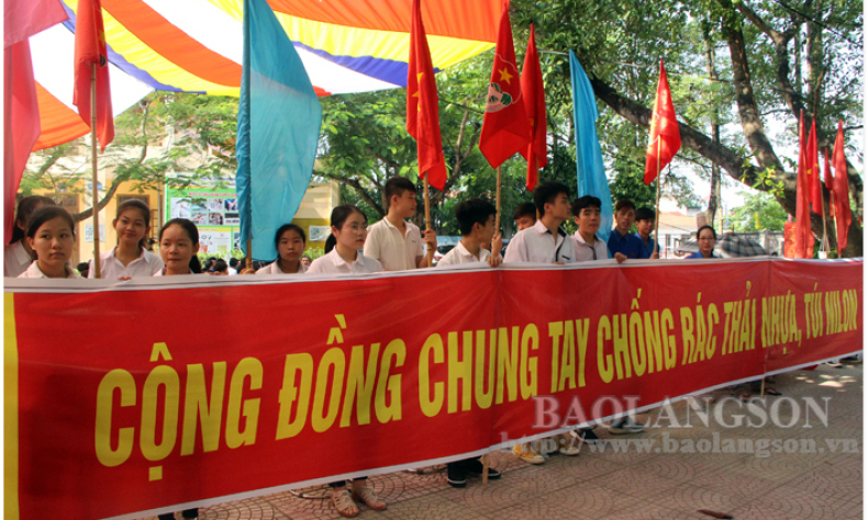 Hưởng ứng phong trào chống rác thải nhựa: Bước chuyển từ sử dụng chai thủy tinh đựng nước