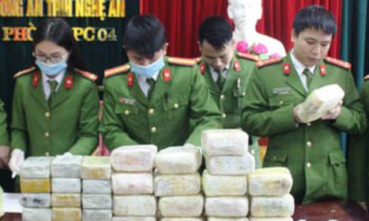 Phá đường dây ma túy lớn, thu giữ 30 bánh heroin và 18kg ma túy đá