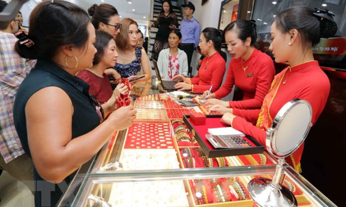 Thị trường vàng trong nước trải qua tuần ''rung lắc'' mạnh