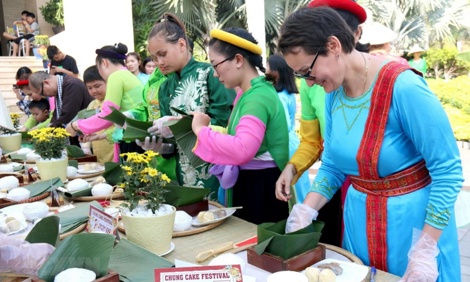 Khách quốc tế hào hứng gói bánh chưng, trải nghiệm không gian Tết Việt