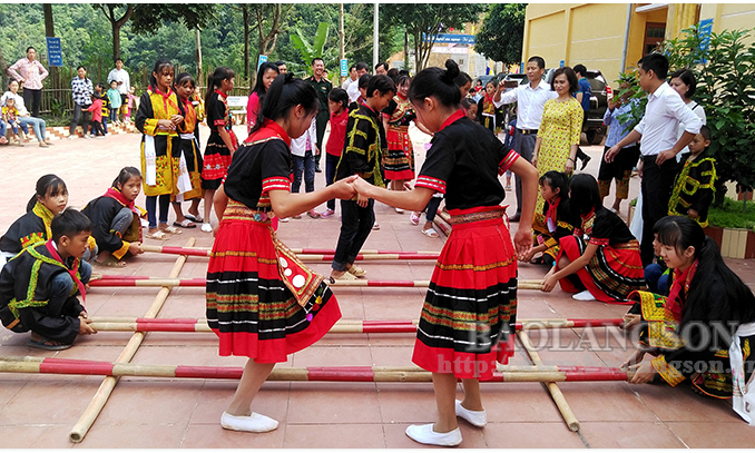 Quan tâm công tác giáo dục vùng khó