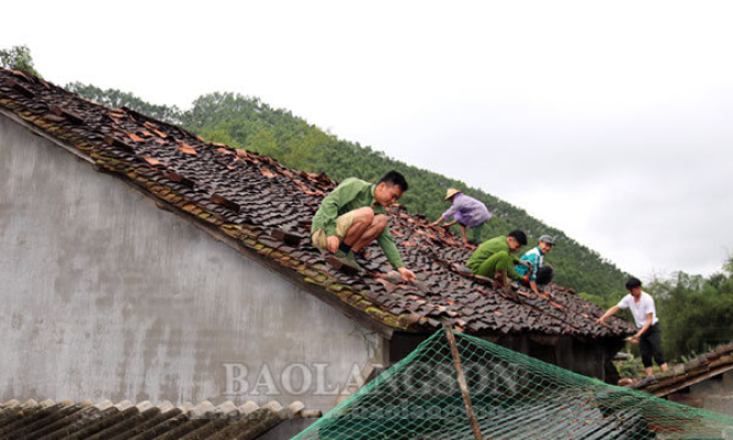 Lốc xoáy làm tốc mái 22 nhà dân