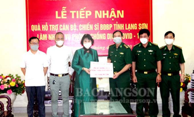 Tiếp nhận quà và khẩu trang phòng, chống dịch Covid-19