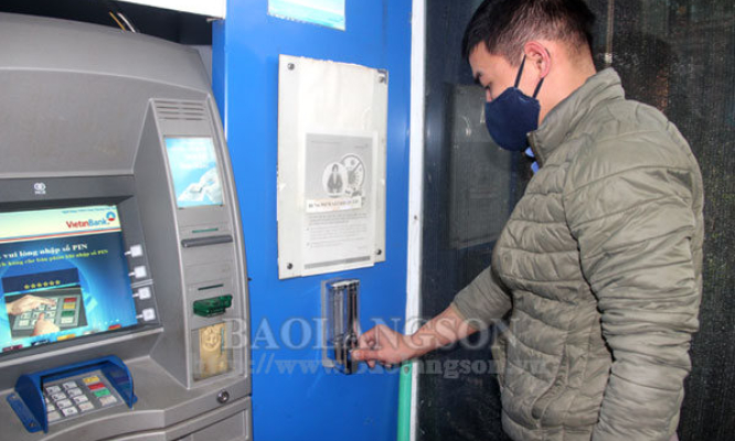 Một số cây ATM chưa được bổ sung nước rửa tay sát khuẩn