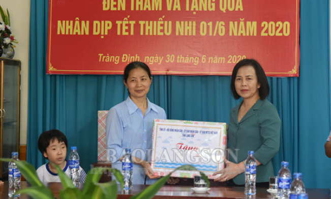 Lãnh đạo HĐND tỉnh thăm, tặng quà Tết thiếu nhi tại huyện Tràng Định