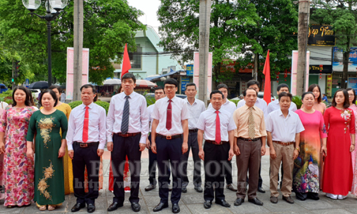 Nhà báo tỉnh dâng hương tại Khuôn viên lưu niệm Chủ tịch Hồ Chí Minh và Tượng đài đồng chí Hoàng Văn Thụ