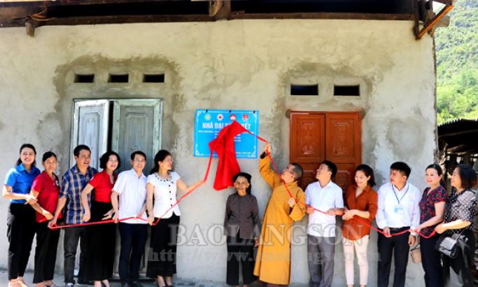 Bàn giao hai nhà đại đoàn kết trên địa bàn huyện Chi Lăng