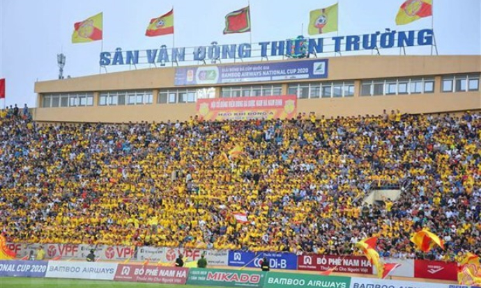 Reuters đưa tin về hình ảnh “khán giả ngập tràn” tại V.League 2020