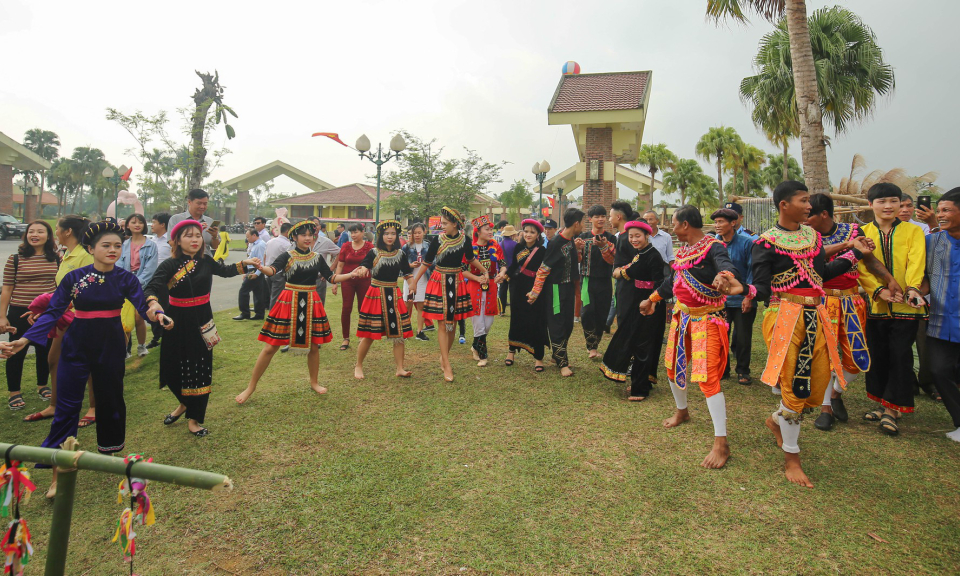 16 dân tộc tham gia "Ngày hội gia đình"