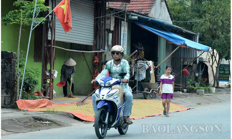 Bình Gia: Tiềm ẩn nguy cơ tai nạn giao thông do phơi nông sản trên đường