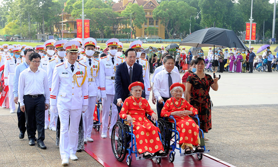 Đoàn đại biểu Bà mẹ Việt Nam Anh hùng vào Lăng viếng Chủ tịch Hồ Chí Minh