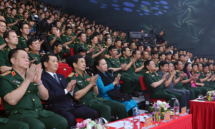 Chủ tịch Quốc hội Nguyễn Thị Kim Ngân dự chương trình “Vinh quang trên tuyến đầu”