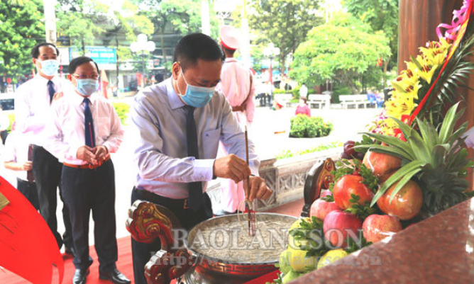 đại biểu dự Đại hội thi đua yêu nước tỉnh Lạng Sơn lần thứ V dâng hương báo công Chủ tịch Hồ Chí Minh và