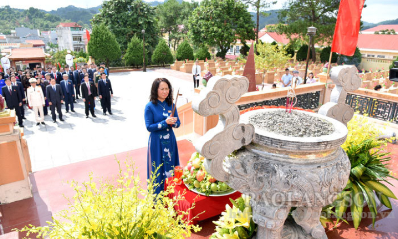 dâng hương báo công Chủ tịch Hồ Chí Minh, đồng chí Hoàng Văn Thụ và viếng Nghĩa trang liệt sĩ thành phố