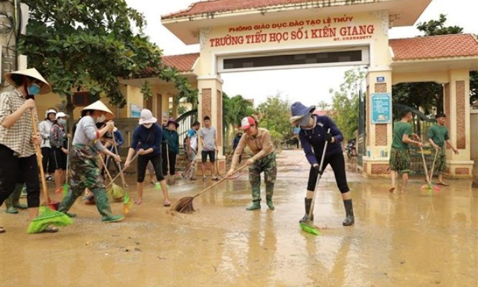 Lũ lụt miền Trung: Hàng chục nghìn học sinh 'khát' sách giáo khoa