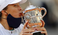 Tay vợt 19 tuổi Iga Swiatek đăng quang Roland Garros 2020