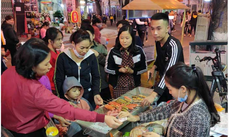 Người dân Lạng Sơn hào hứng trong ngày đầu thử nghiệm phố đi bộ Kỳ Lừa