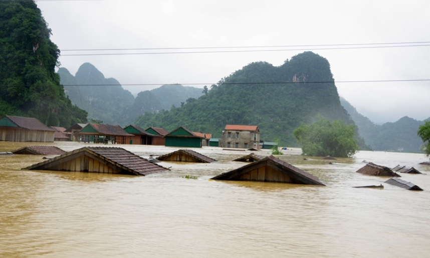 Miền trung: Nước lũ vẫn đang lên, hàng nghìn ngôi nhà bị ngập