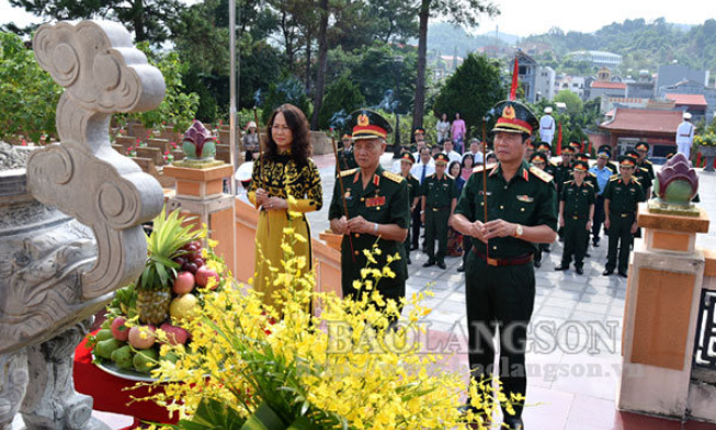 Đoàn đại biểu dự hội thảo kỷ niệm 70 năm “Chiến thắng biên giới Thu – Đông” dâng hương Nghĩa trang Liệt