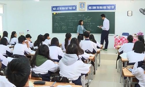 Lạm thu đầu năm: 'Thu tiền mua một bó hoa tặng cô cũng sai quy định'