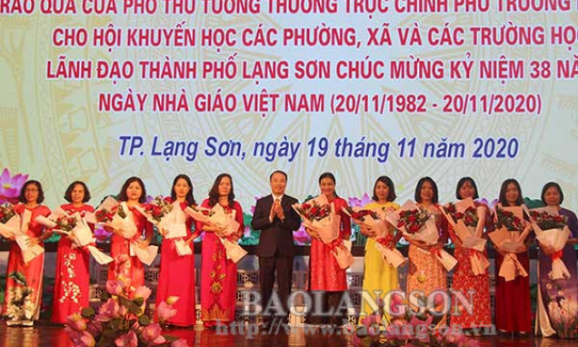 Trao quà của Phó Thủ tướng Thường trực Chính phủ cho hội khuyến học và các trường học